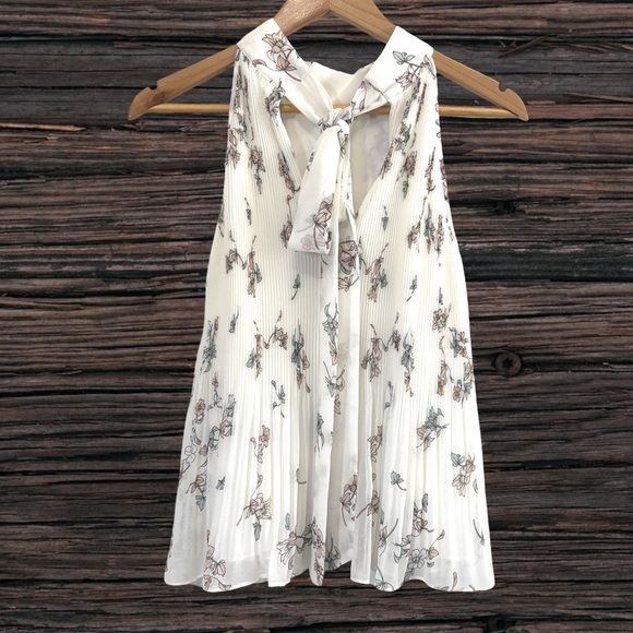 Floral Pleated Blouse - white floral - Picture 2 of 5